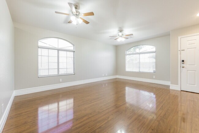 Foto del edificio - 10417 E Crescent Ave