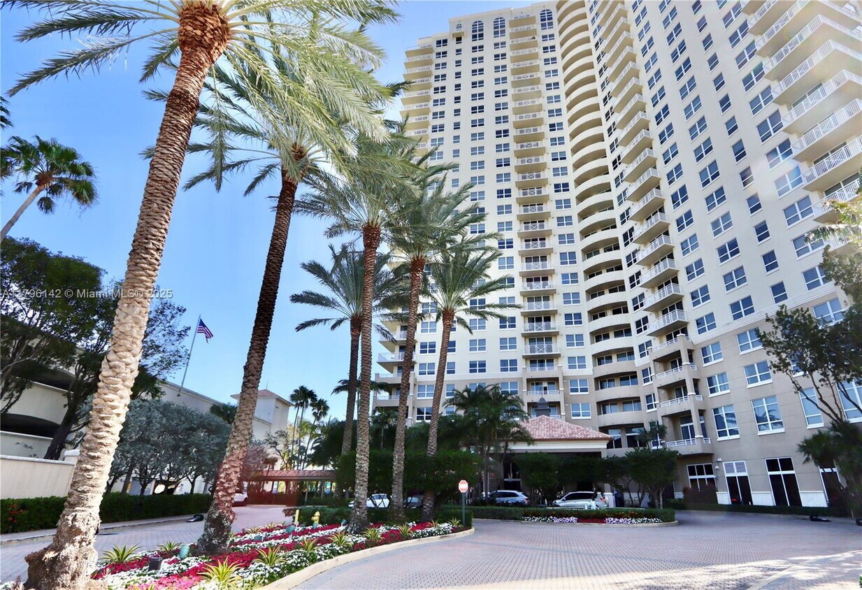 Foto principal - 19501 W Country Club Dr