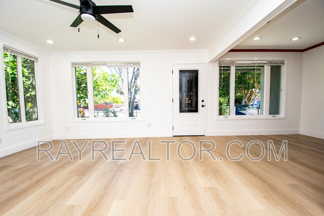 Building Photo - 1099 Bradford Dr