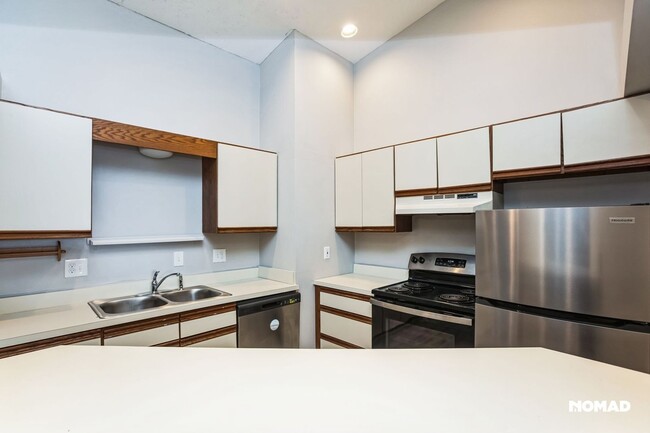 Building Photo - Charming 2BR Condo in Bellevue