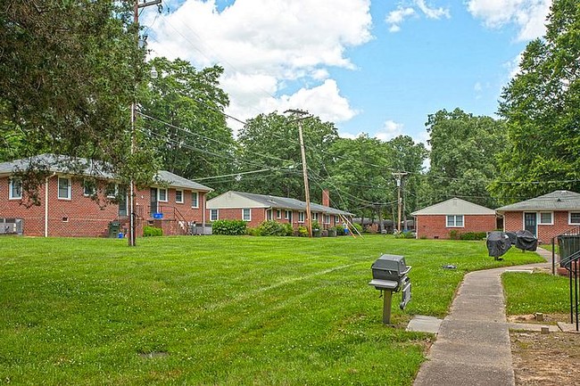 Beautiful landscapes and yards - Glen Lennox Apartments