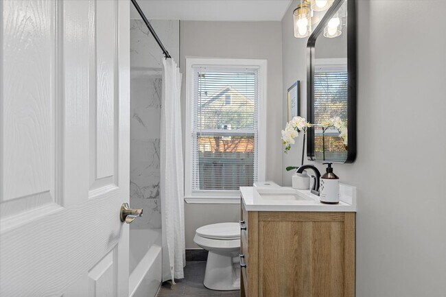 Foto del edificio - 16221 Santa Rosa Dr