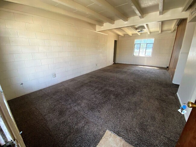 Building Photo - Nice 4 Bedroom 1 Bath home with enclosed b...