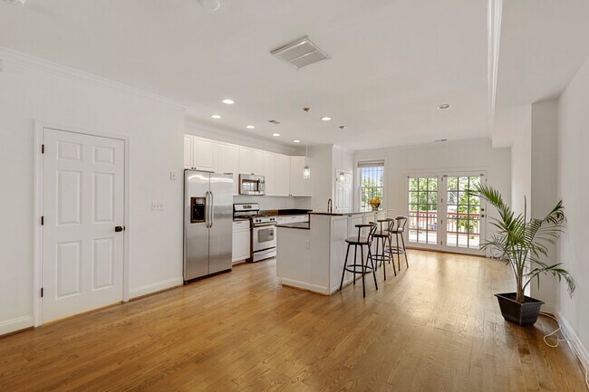 Foto del edificio - 2216 N Capitol St NW