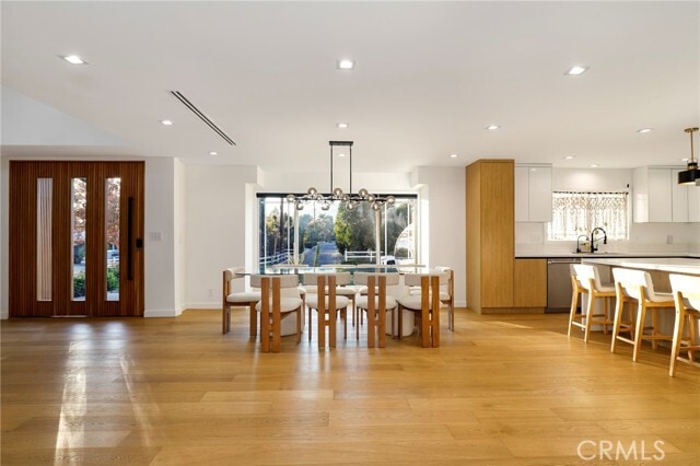 Foto del edificio - 9742 Farralone Ave