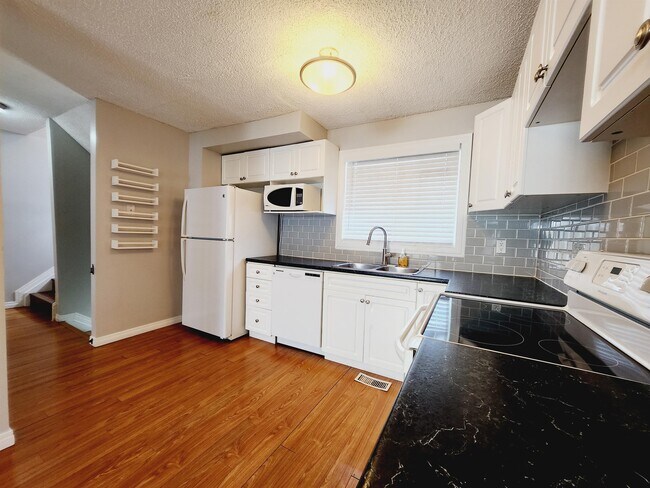 Photo du bâtiment - 5555-144A 144a Ave NW