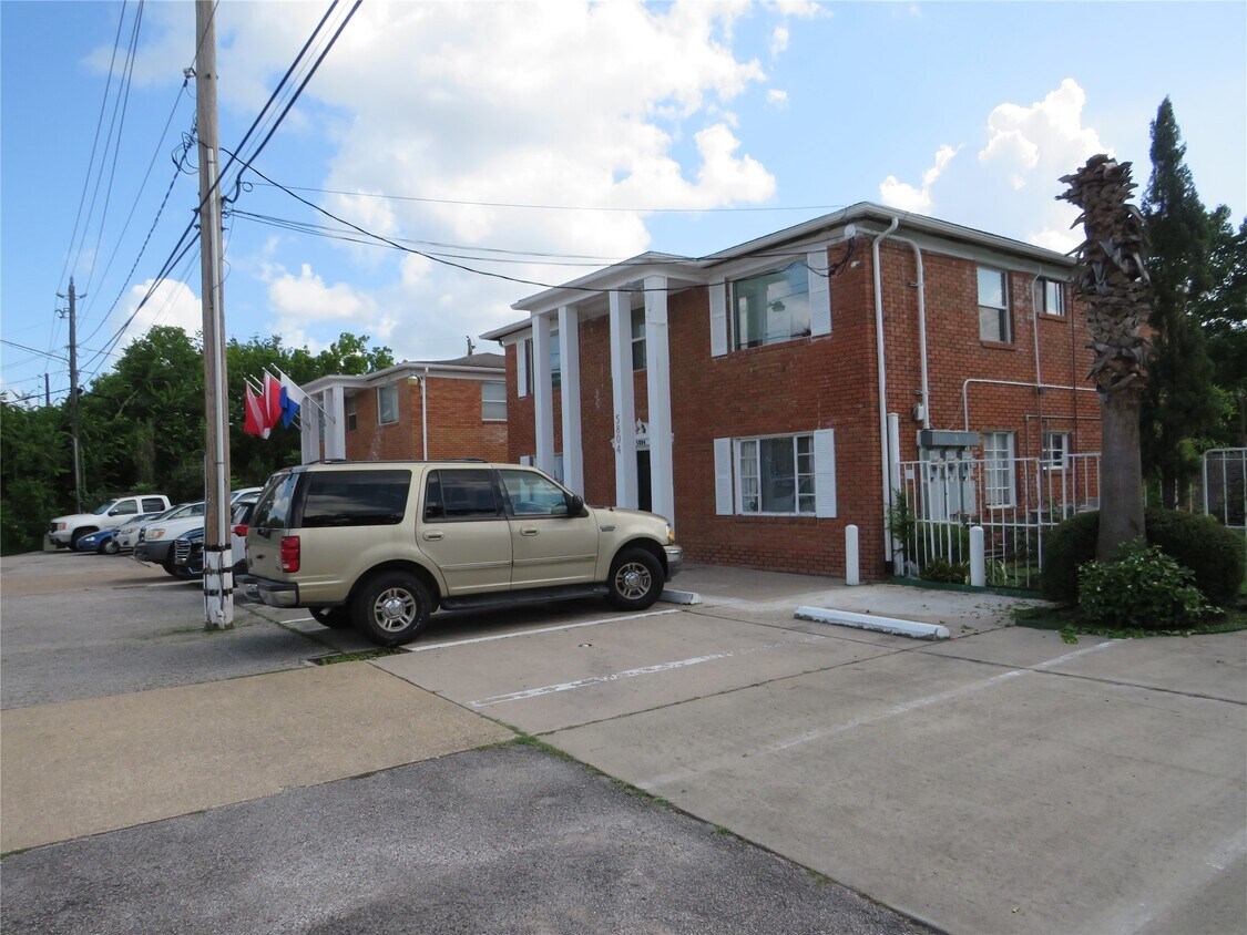 Foto principal - 5804 Newcastle St