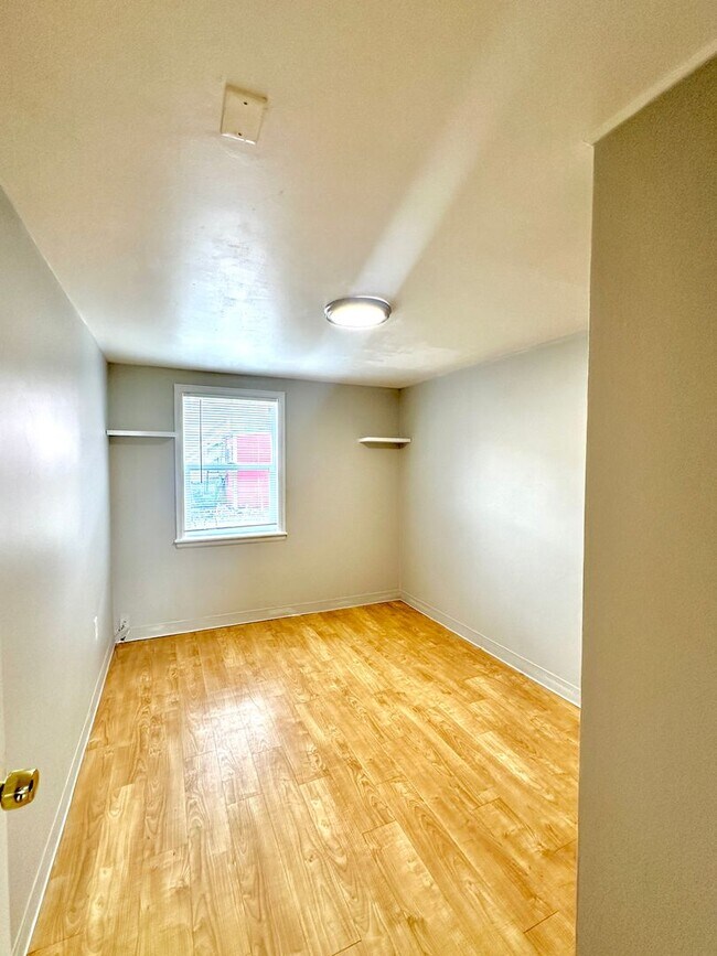 Building Photo - Charming 1 Bedroom Next to Everything Gold...
