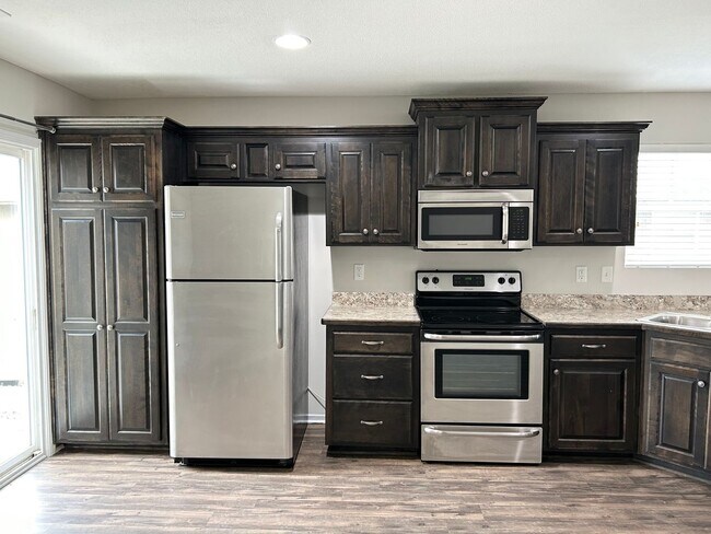 Foto del edificio - 2 Bed | 2 Bath | 2 Car Garage Single Level Home in Raymore