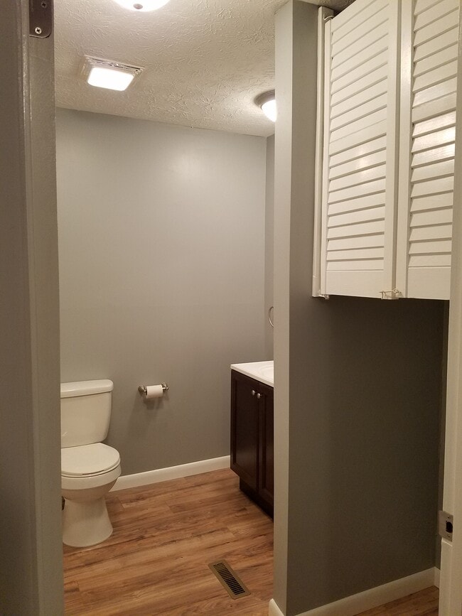 Shared Bathroom & Laundry (hook-up only) - 722 Shadycrest Dr
