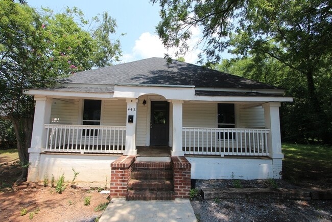 Building Photo - 442 Hall St