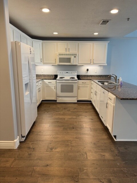 Kitchen area - 3075 E Kennedy Dr
