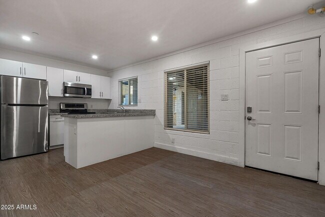 Building Photo - 622 N 9th Ave