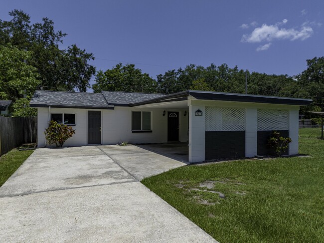 Foto del edificio - Central Lakeland Home with big yard!