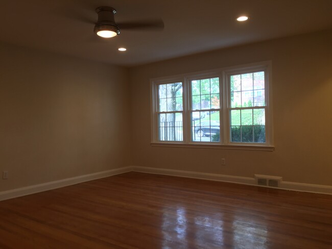 Building Photo - Fully Renovated 3 Bedroom Parkville Townho...