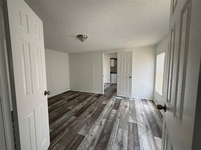 Foto del edificio - 16206 Wood Dr