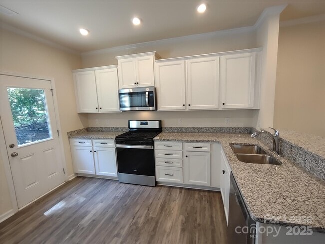 Building Photo - 7135 Thornrose Dr