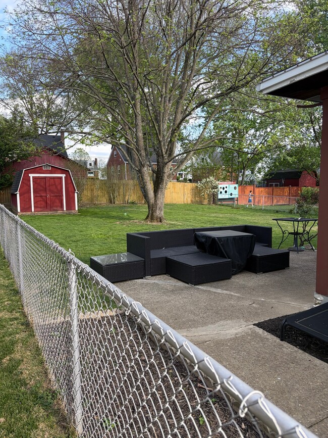 Building Photo - 7252 Thomas Dr