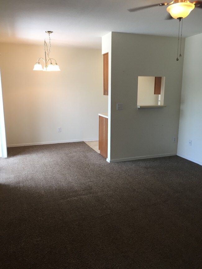 Sala de estar/comedor - 1932 E Lindsey St