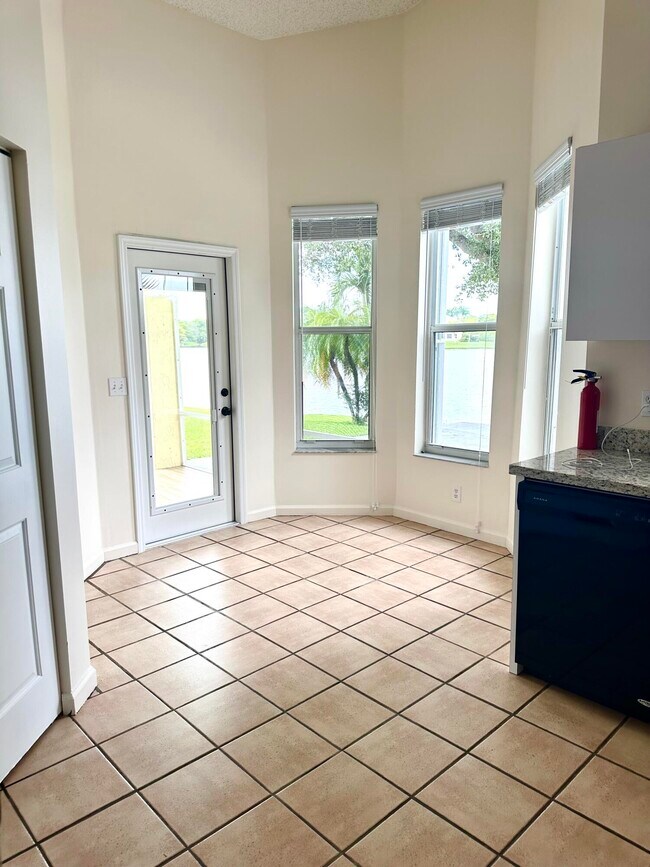 Foto del edificio - 12155 Sunset Point Cir