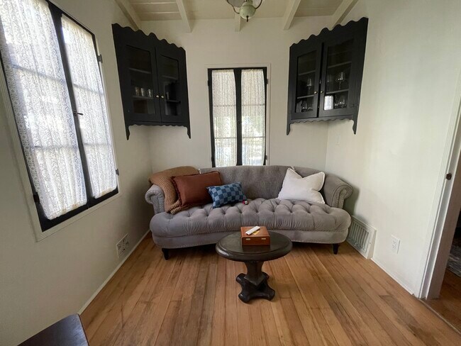 Foto del edificio - 1363 Spazier Ave