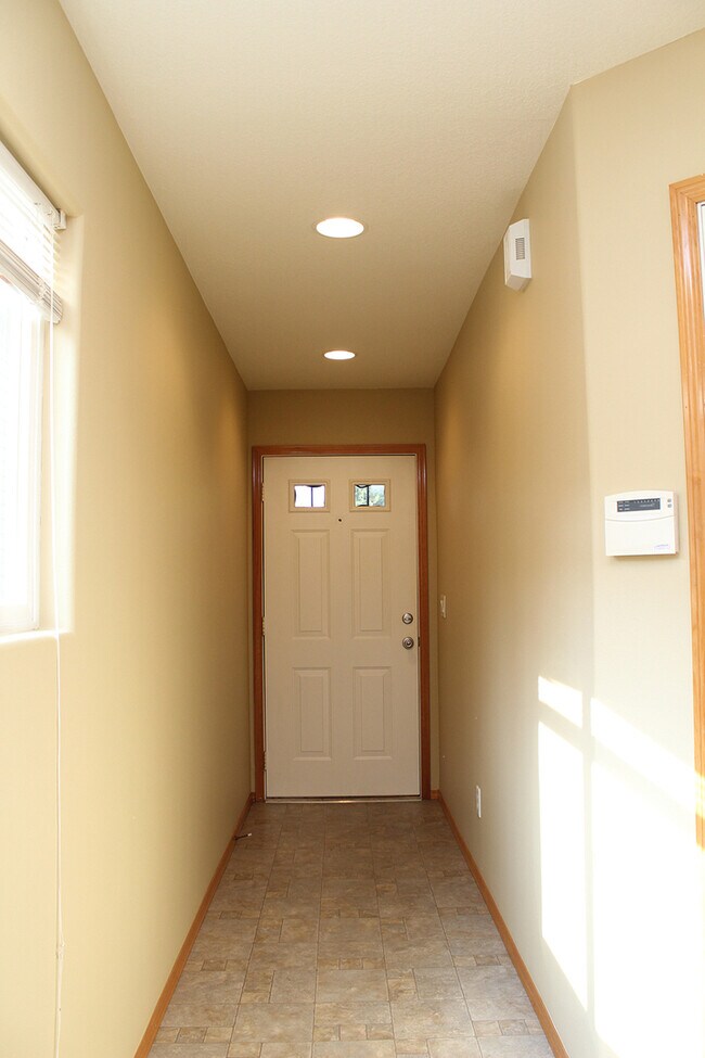 Building Photo - Modern 3 Bed, 2.5 Bath Newer Construction ...