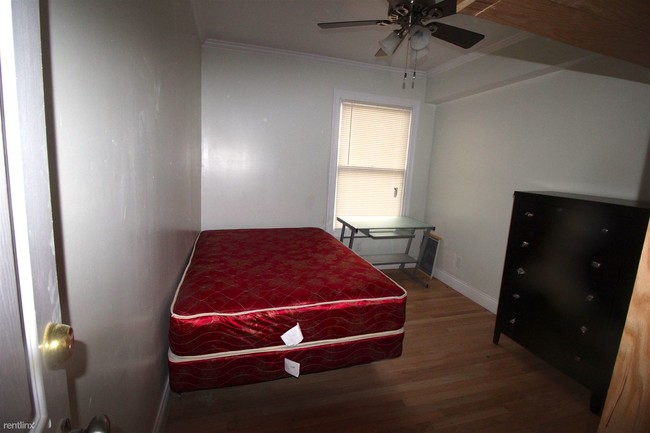 Building Photo - 5 br, 2 bath  - 1000 E Ann St Apt 5 #5