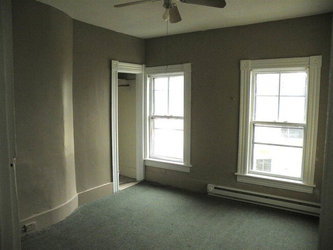 Building Photo - 739 Hall St