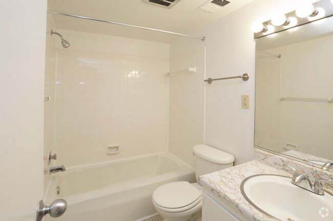 The Gateway - Baño - Cedar Ridge Apartments