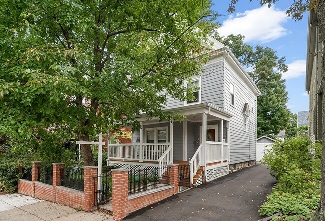 Foto del edificio - BEAUTIFUL 1 BEDROOM 1 BATHROOM