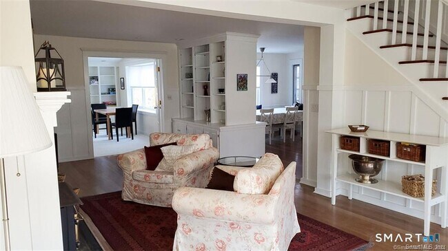 Building Photo - 12 Flower Ave