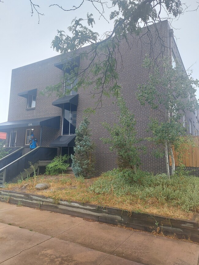 Edificio - 656 N Logan St