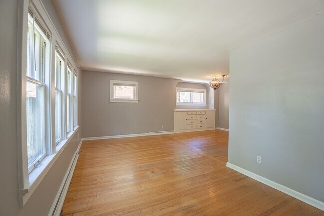 Building Photo - 3 Bed Home in the Heart of Whitefish Bay