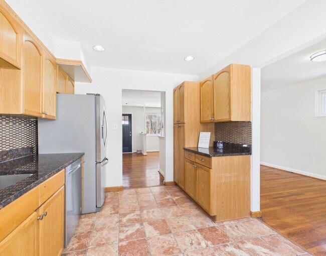 Building Photo - READY TO GO! 4 bed + 3.5 Baths - FRESH and ready