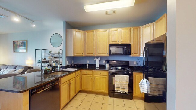 Foto del edificio - Top Floor Spacious One Bedroom W/Washer & ...