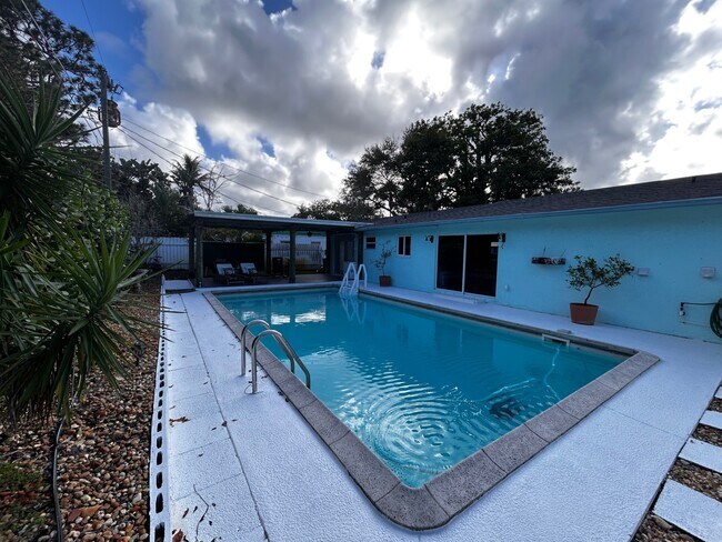 Building Photo - 1301 SE Sandpiper Ln