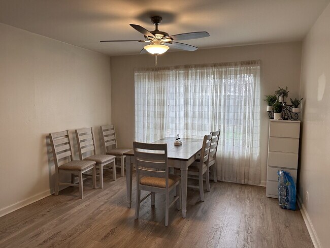 Foto del edificio - A Clean, Well-Sized Home With Solar in Woodland