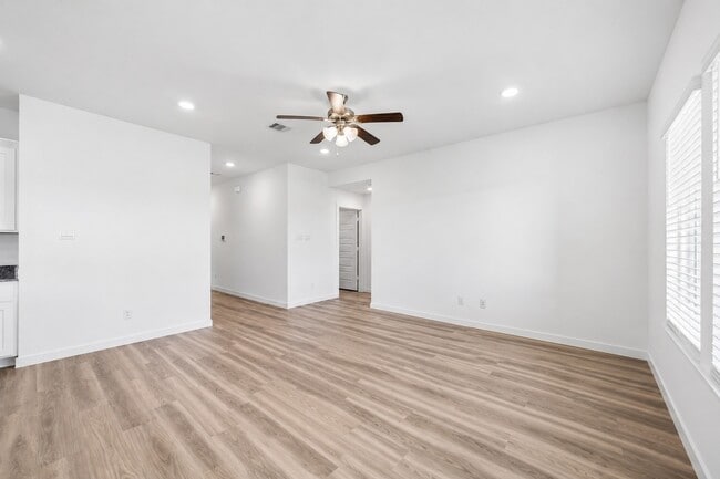 Building Photo - 9522 Wall St
