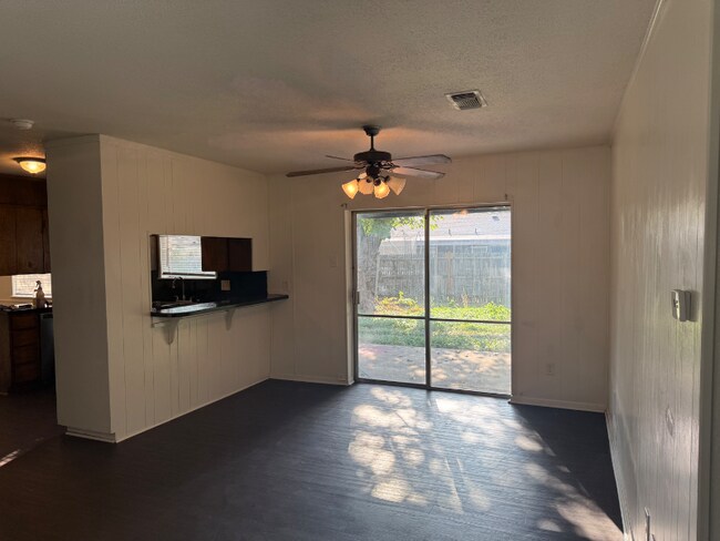 Foto del edificio - 5805 McCart Ave