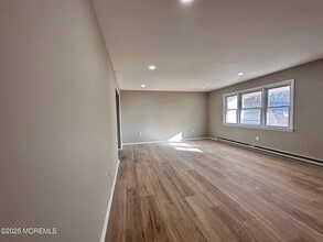 Building Photo - 403 7th St