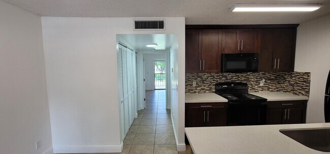 Foto del edificio - 1824 Meadows Cir W