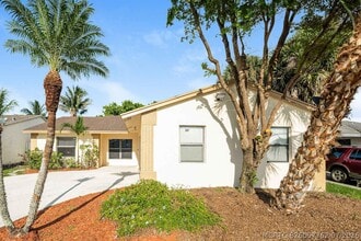 Building Photo - 5646 Lincoln Cir E