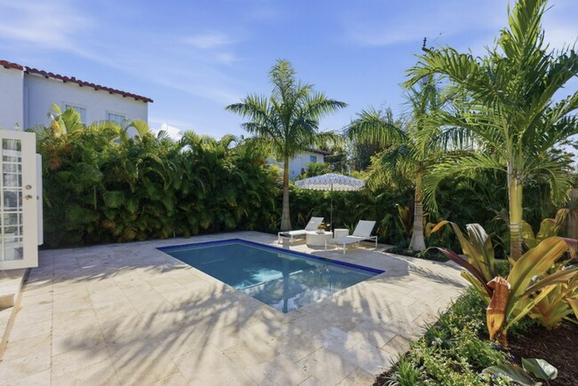 Building Photo - Charming and beautifully maintained 3-bedroom, 2-bath Southland Park Pool Home in the heart of We...