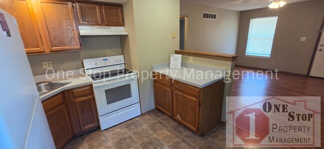 Foto del edificio - 3 Bedroom 2 Bathroom Duplex with 1 car garage in KCMO