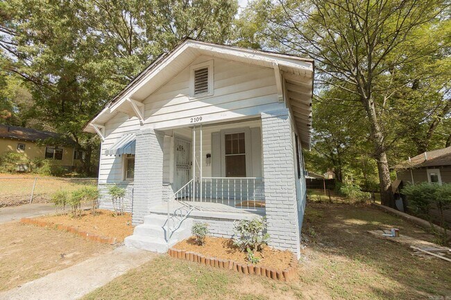 Building Photo - 2109 S Valentine St