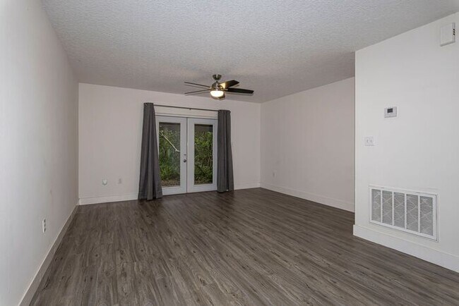 Foto del edificio - Charming 2BR/2.5BA Townhouse in the Heart of College Park!