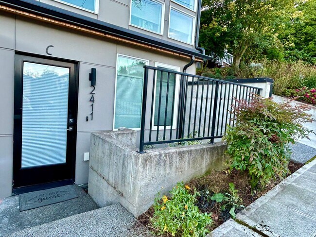 Foto del edificio - Magnolia newer 2Bed 2Bath Townhouse with Rooftop Deck