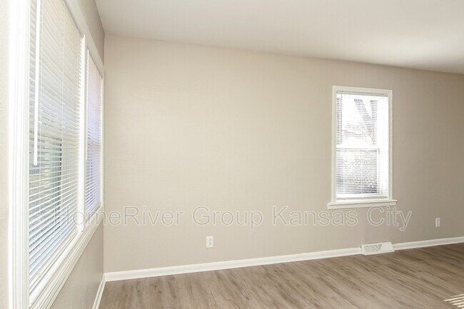Building Photo - 14904 Bellaire Ave