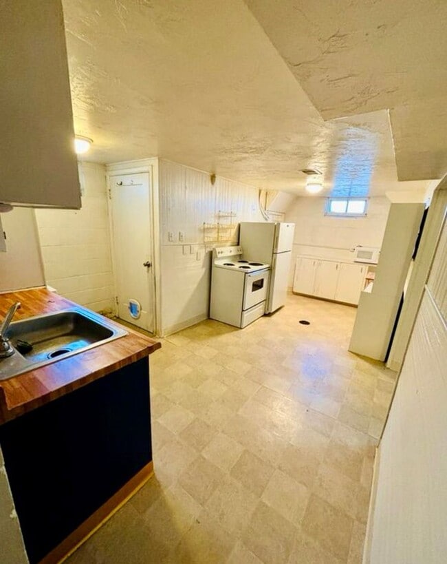 Building Photo - 723 Stover St