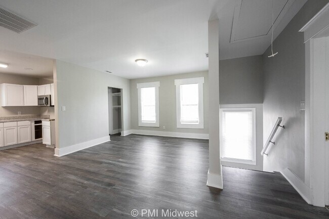 Foto del edificio - "Charming 3-Bedroom Duplex Haven on W 29th St – Spacious 1031 Sq Ft Gem in Indianapolis!"